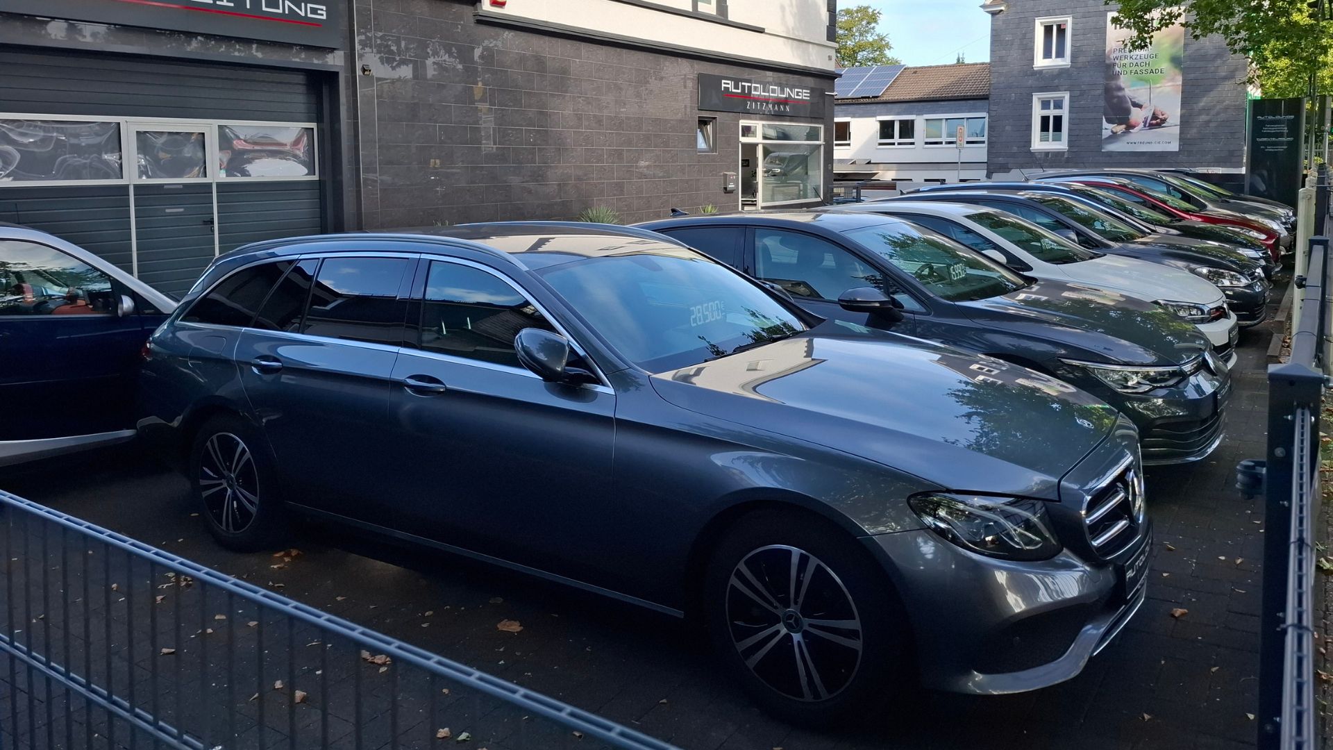Autolounge Zitzmann in Wuppertal: Standort mit ausgestellten Fahrzeugen
